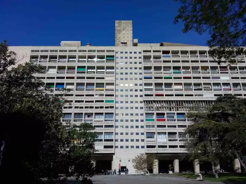 La façade emblématique de la Cité Radieuse de Le Corbusier à Marseille, avec le Modulor illustré sur les murs
